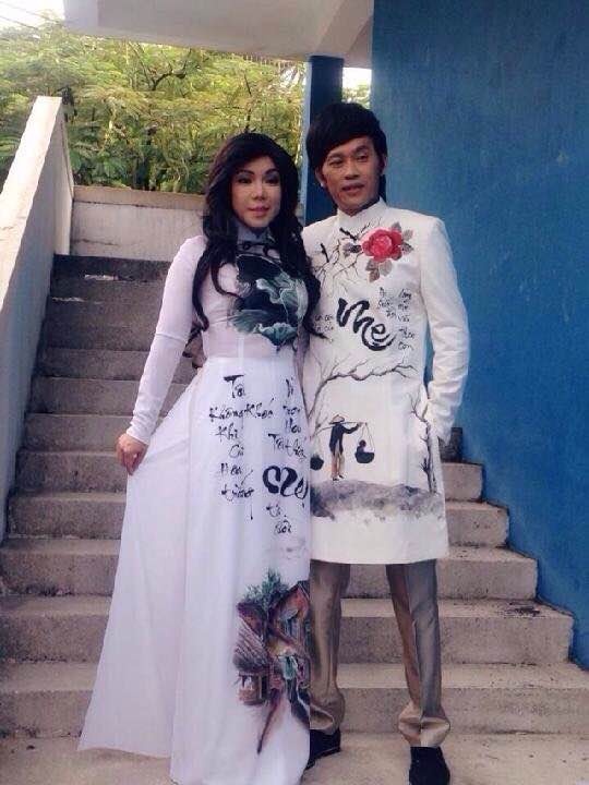 Vợ chồng Sáu Bảnh diện trang phục áo dài mừng lễ Vu lan.