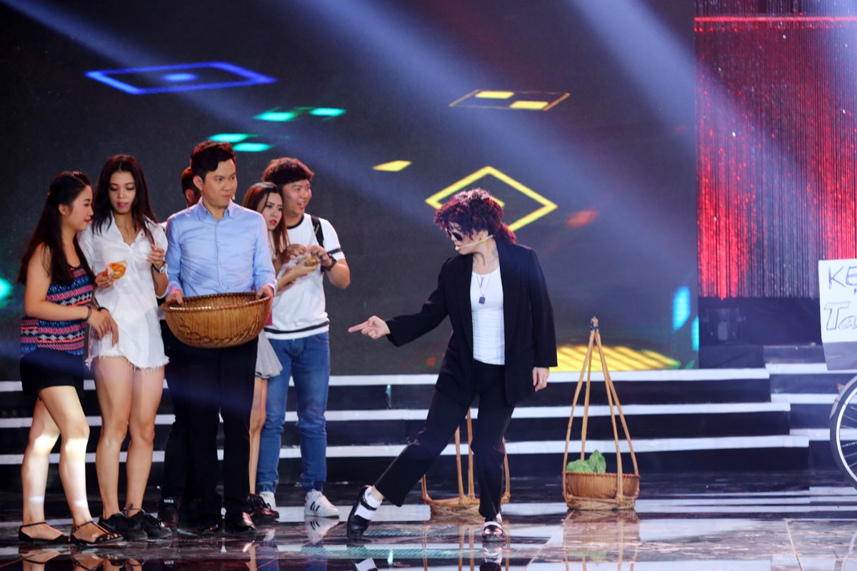 Tam sắc (NSƯT Tú Sương – Quốc Đại – Thụy Mười) với phong cách miệt vườn mang đến những tràn cười thú vị với tiết mục Bến phà kỷ niệm. Lần đầu tiên tham gia cuộc chơi truyền hình thực tế, Tú Sương khiến nhiều người bất ngờ với vẻ tự nhiên, đáng yêu. Với hình tượng cô gái bán hàng rong ngây thơ và điệu đà, nữ nghệ sĩ cải lương chinh phục khán giả bằng chất giọng ngọt ngào trong trích đoạn Tiếng trống Mê Linh. Việt Trinh bày tỏ lòng ngưỡng mộ trước Tú Sương bởi chị đã chịu “lột xác” khi đến với cuộc thi. 