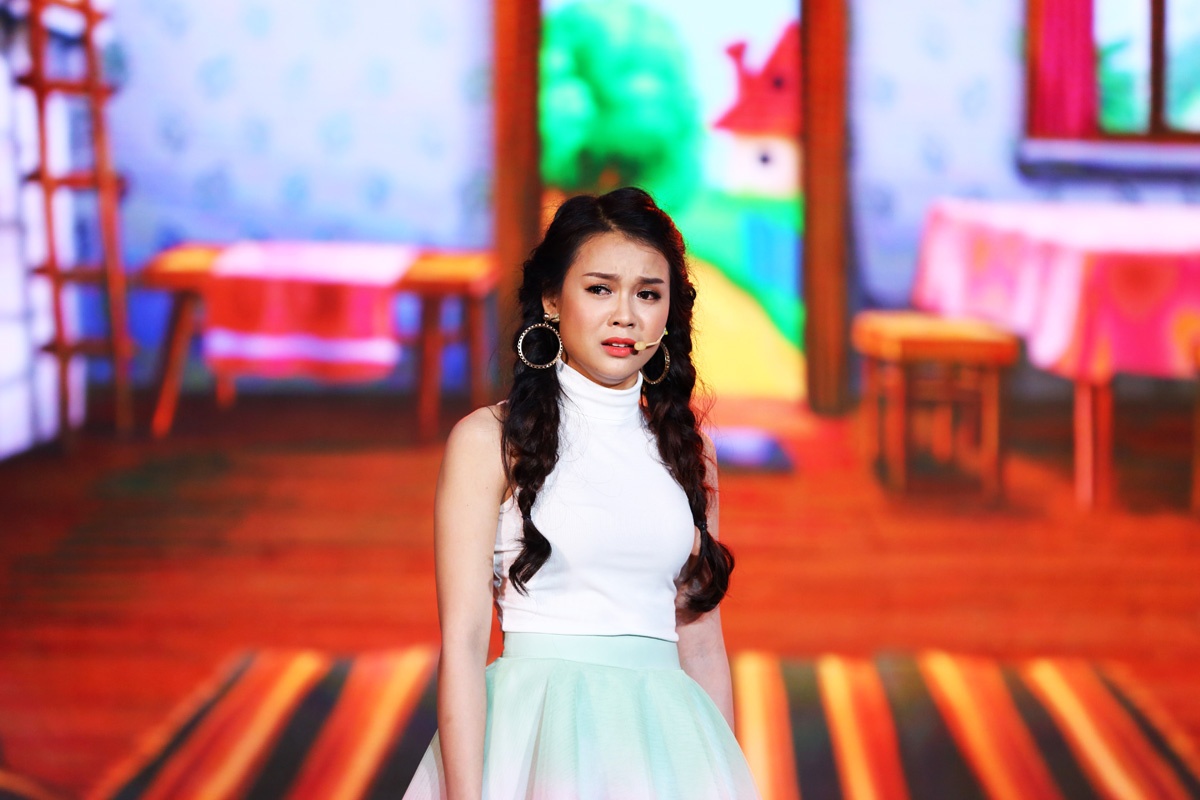 Nhận xét về phần trình diễn của người đẹp, giám khảo khách mời Trấn Thành hào hứng: “Sam, em càng ngày càng cưng, dễ thương, nhẹ nhàng. Em diễn rất thật”. 