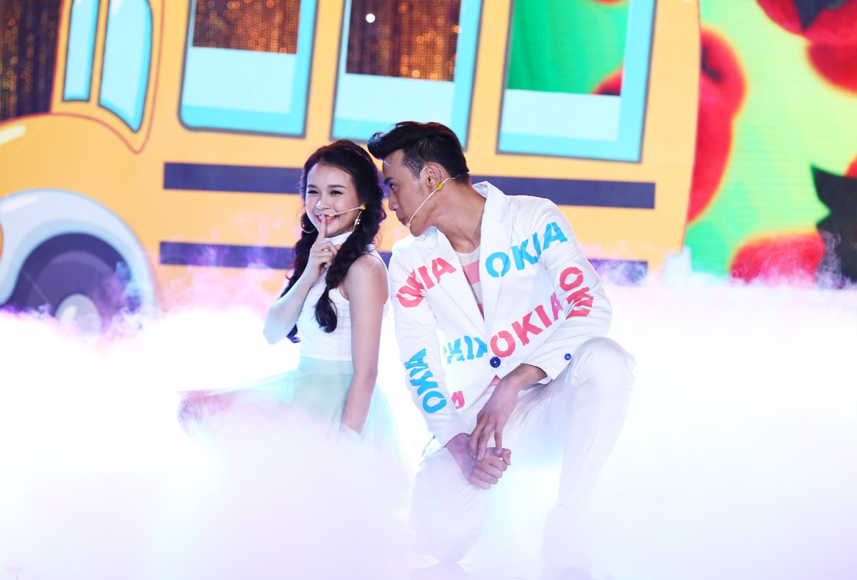 Hotgirl Sam có đêm ra mắt khá dễ thương với hình ảnh cô gái đáng yêu trong tiểu phẩm Ai cũng có thể của đội Okia. Cô cũng cho thấy khả năng diễn xuất “ngon lành” với cảnh rơi nước mắt trên sân khấu. Trong tiểu phẩm, Sam còn thể hiện giọng hát ngọt ngào với ca khúc Say You Do của Tiên Tiên. 