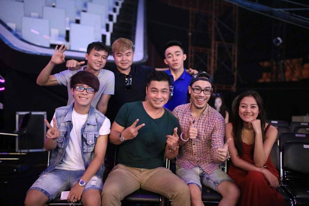 Nam diễn viên nổi tiếng chụp ảnh cùng các đàn em.