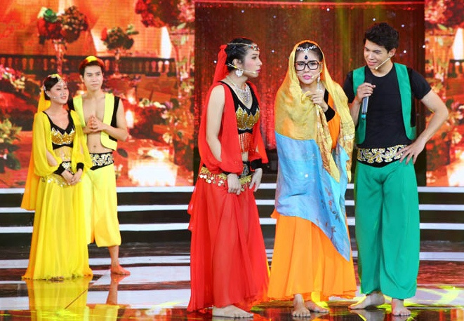 Không quá đặt nặng về nội dung, tiết mục chào sân của đội Thanh sắc nghiêng về vũ đạo. Lê Phương, Lê Hải và Anh Tú hóa thân thành 3 nhân vật trong bộ phim Cô dâu 8 tuổi của Ấn Độ. Ban giám khảo đồng loạt cho rằng, họ cần các thành viên trong đội bùng nổ hơn ở những vòng sau.