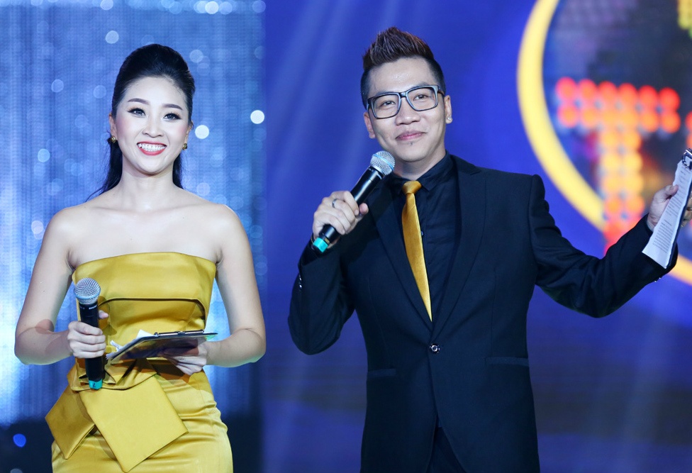 Tập đầu tiên của Cùng nhau tỏa sáng phát sóng tối 4/9 trên THVL1 gây bất ngờ bởi chất lượng vượt trội và sự hài hước của 6 đội chơi. Không có áp lực về điểm số bởi đây là đêm thi mở màn nên các đội chơi khá vô tư. Dù chưa tung hết chiêu nhưng tập 1 cũng hé lộ những gương mặt nổi trội, hứa hẹn sẽ làm bùng nổ ở những vòng thi sau.