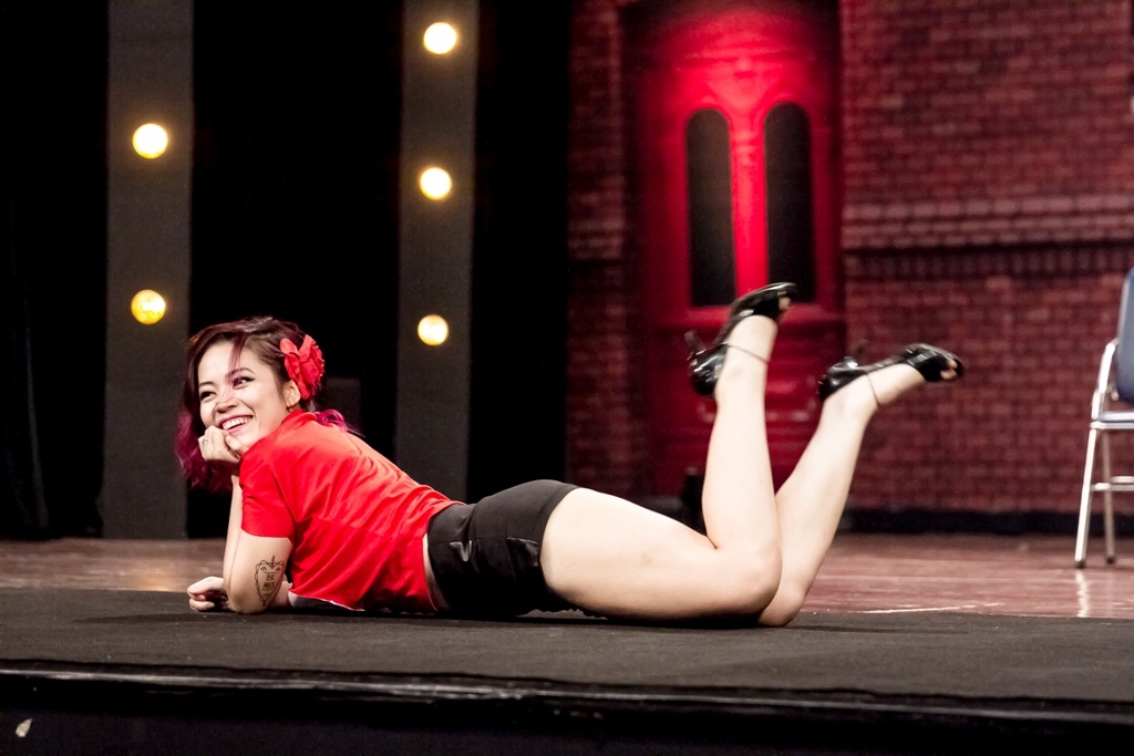 ổi tiếng với giới hiphop tại Hải Phòng, Vân Ly và chồng mở một trung tâm dạy nhảy tại quê nhà cũng như thành lập một nhóm nhảy riêng để thỏa sức sống với niềm đam mê của mình. Năm nay đã tròn 27, lứa tuổi dường như không còn thích hợp để theo đuổi bộ môn nghệ thuật nhảy múa bởi điều kiện sức khỏe lẫn sự dẻo dai không cho phép, thế nhưng Vân Ly vẫn quyết tâm tham gia ‘Thử thách cùng bước nhảy’ để chứng minh cho mọi người thấy điều ngược lại.  Lựa chọn thể loại dự thi Jazz Funk, Vân Ly xuất hiện trước mặt ban giám khảo với hình tượng một cô nàng vũ công vô cùng quyến rũ với môi son đỏ, váy ngắn, ánh mắt lả lơi cùng biểu cảm hút hồn. Những chuyển động cơ thể uyển chuyển nhưng không kém phần mạnh mẽ của ‘Bà mẹ một con’ đã khiên giám khảo John Huy không thể kềm chế được, phải liên tục cảm thán khi nhận xét. Đặc biệt, động tác xoạc chân bất ngờ ở cuối phần dự thi của Vân Ly đã khiến khán giả vô cùng thích thú, liên tục vỗ tay hoan hô.