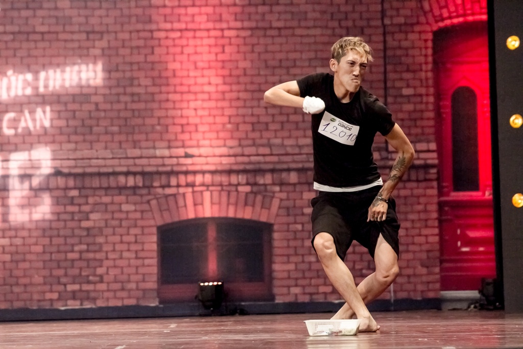 Ngọc Quang không có ngoại hình ưa nhìn, hơn nữa bàn tay trên cơ thể của anh lại bị khiếm khuyết. Nhưng với tình yêu nhảy múa, chàng trai 