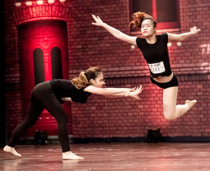 guyễn Gia Linh và Nguyễn Song Linh là hai thí sinh khá đặc biệt của cuộc thi năm nay, bởi vì hai bạn là chị em sinh đôi. ‘Bén duyên’ với nhảy múa từ rất sớm, hai chị em chỉ mới 18 tuổi, thế nhưng đã tốt nghiệp trường cao đẳng múa Việt Nam sau 6 năm học tập. Với thể loại sở trường là múa đương đại cũng như có màn trình đôi trên sân khấu, Gia Linh và Song Linh đã thu hút sự chú ý của ban giám khảo vì kỹ thuật điêu luyện, chuyển động cơ thể uyển chuyển và đặc biệt là tính cách khác biệt thể hiện rõ trên biểu cảm khuôn mặt của hai thí sinh.