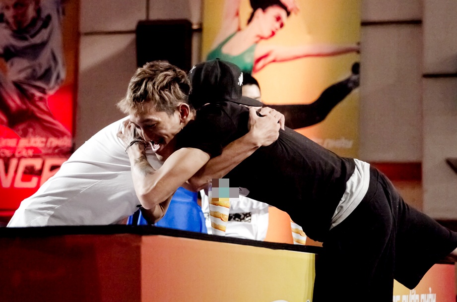 Ban giám khảo đồng loạt dành tặng cho Vũ Ngọc Quang một tấm vé