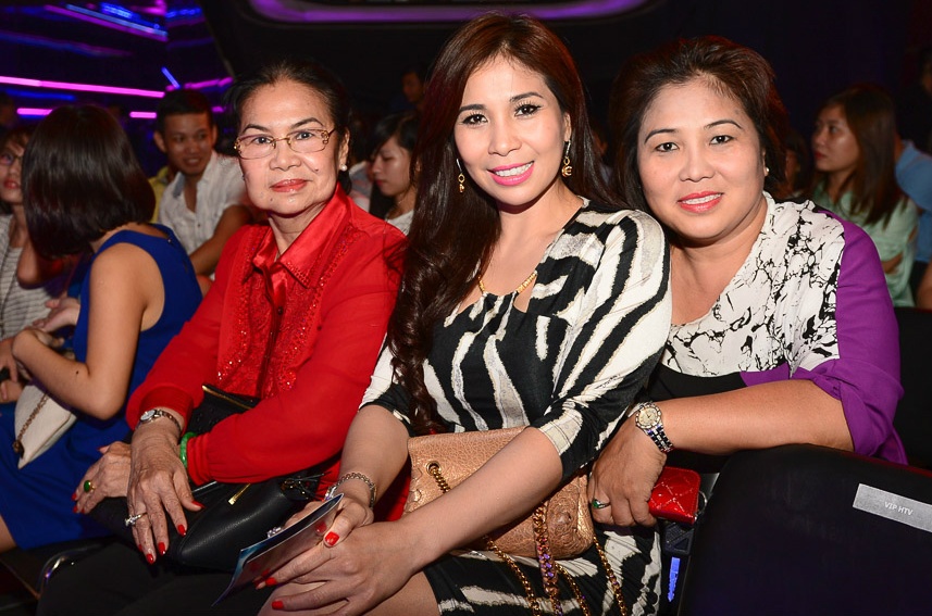 Me va Ly Huong den truong quay xem Ly Hung thi hat hinh anh