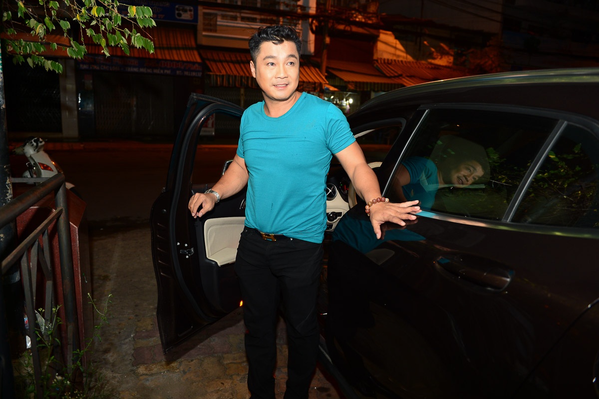 Cũng trong dịp này, tài tử họ Lý cho biết, anh vừa mua chiếc xe mới để tiện đi lại trong nội thành. Trước đây, nam diễn viên gắn bó với chiếc xế hộp từng theo anh “chinh chiến” từ Nam đến Bắc. Nhưng gần đây, Lý Hùng hạn chế chạy show ở các tỉnh thành để có thời gian gần nhà, chăm sóc bố mẹ. Vì thế, anh quyết định chi tiền mua một chiếc xe khang trang hơn. Trong đêm thi tối 6/9, tài tử Phạm Công, Cúc Hoa tự lái xe đến trường quay.
