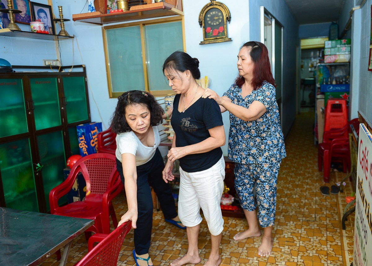 Việc đi lại của chị phải có người dìu dắt.