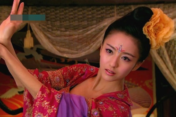 Vũ Khuynh Thành (Đồng Lệ Á) trong Mỹ nhân thiên hạ không chỉ xinh đẹp mà  còn múa giỏi.