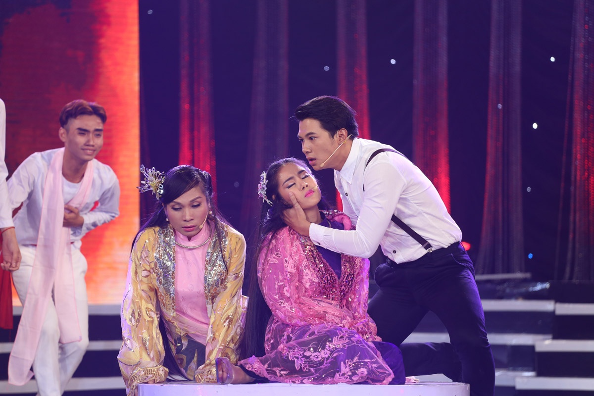 Thanh Sắc (diễn viên Lê Phương, diễn viên Anh Tú, biên đạo múa Lê Hải) có tiết mục đầy cảm xúc nói về một nữ ca sĩ mắc phải bệnh tim. Mặc dù sức khỏe không cho phép nhưng vì đam mê nghệ thuật và trân trọng khán giả đã mua vé vào xem chương trình nên cô đã cố gắng lên sân khấu biểu diễn và rồi ngã gục. Vai diễn này do diễn viên Lê Phương đóng. 