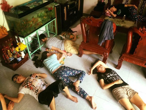 Diễn viên ngủ mê mệt sau cảnh quay trên phim trường. Ảnh: Ngọc Lan