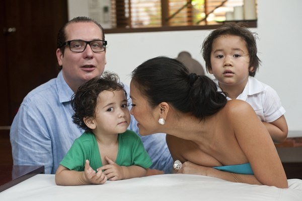 Hai người đã có với nhau 2 cậu con trai và từng có thời gian sinh sống và làm việc ở Thái Lan.