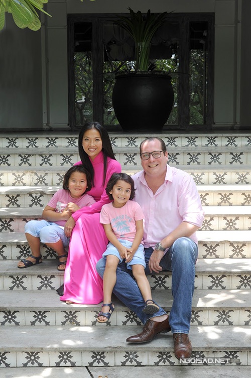 Sau đó, gia đình cô đã chuyển sang Mỹ sinh sống. Bằng Lăng kể, thời gian đầu khi mới qua Mỹ, cuộc sống của cô rất khó khăn. Cô cảm thấy rất buồn và căng thẳng. Nữ diễn viên mất hai năm mới có thể hoà nhập với cuộc sống mới, bởi sống ở một đất nước khác Đông Nam Á về mọi mặt như thời tiết, con người và văn hoá thực sự là thử thách lớn đối với cô.