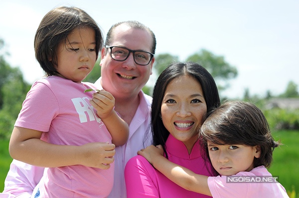 Hiện, Bằng Lăng chủ yếu ở nhà làm nội trợ, chăm sóc chồng và các con. Mới đây, cô và chồng con đã về Việt Nam thăm gia đình và bạn bè