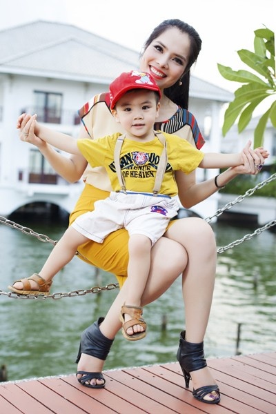 Nhưng Kiều Thanh cũng cho biết, cô vẫn sống cùng bố của con trai mình. Bạn trai cô là người đàn ông hoạt động kinh doanh và là một người đàn ông tốt luôn quan tâm tới con cái và biết chăm lo cho mái ấm gia đình của mình. Chị cho rằng mình không đủ mạnh mẽ đến mức có thể làm mẹ đơn thân. Chỉ là hai người chưa có thời gian tổ chức đám cưới.