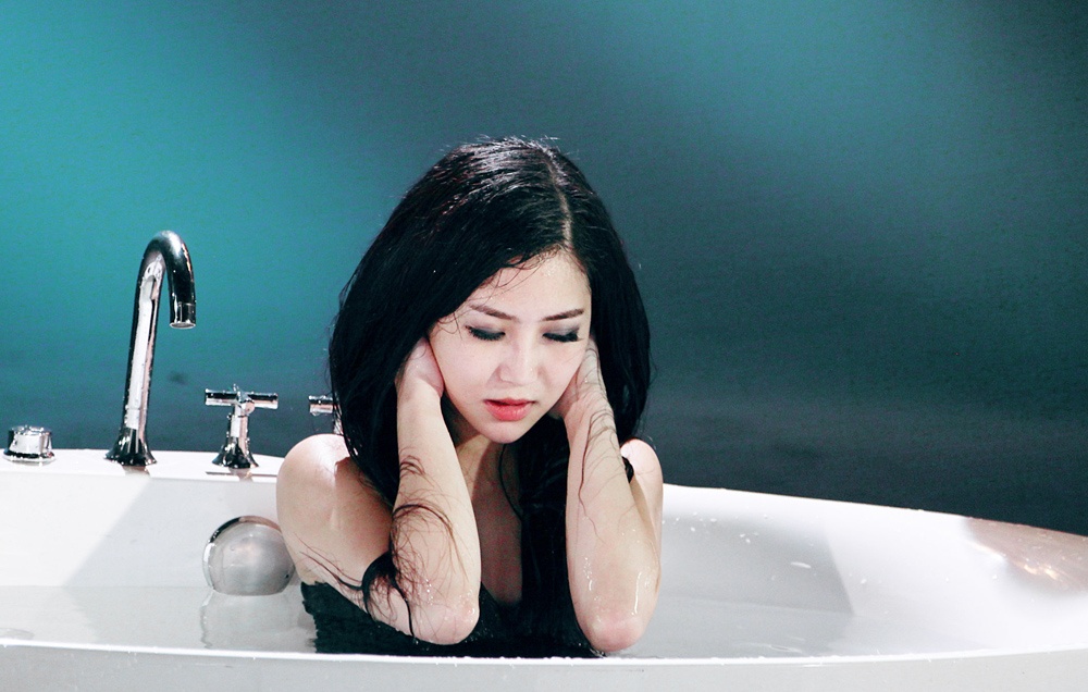 Sau khi tung ca khúc Người từng yêu anh rất sâu nặng do Mr. Siro sáng tác, Hương Tràm nhận được nhiều phản hồi tích cực nên cô quyết định thực hiện MV. Nữ ca sĩ trẻ không ngần ngại cho biết, chuyện tình trong MV cũng là cảm xúc có thật của cô ngoài đời.