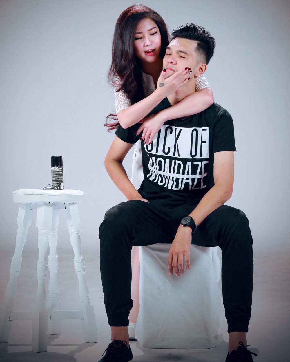 Hot boy lai Nga và Hương Tràm có nhiều cảnh quay thân thiết. Sau khi thoát khỏi những phân cảnh phức tạp, giọng ca xứ Nghệ nhanh chóng lấy lại vẻ hồn nhiên.