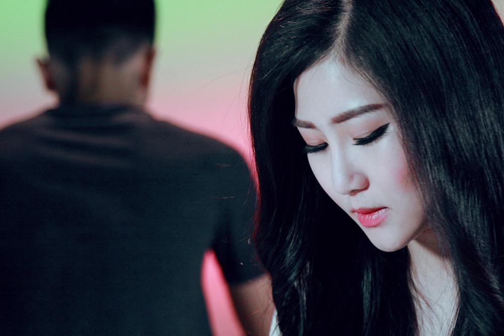 MV đòi hỏi những cảnh diễn xuất nội tâm và Hương Tràm nhớ lại những lần tổn thương nên cô nhanh chóng thực hiện theo ý đồ của đạo diễn. Tuy vậy, người đẹp cũng phải ngâm mình dưới bồn tắm khá lâu mới có những cảnh ưng ý.