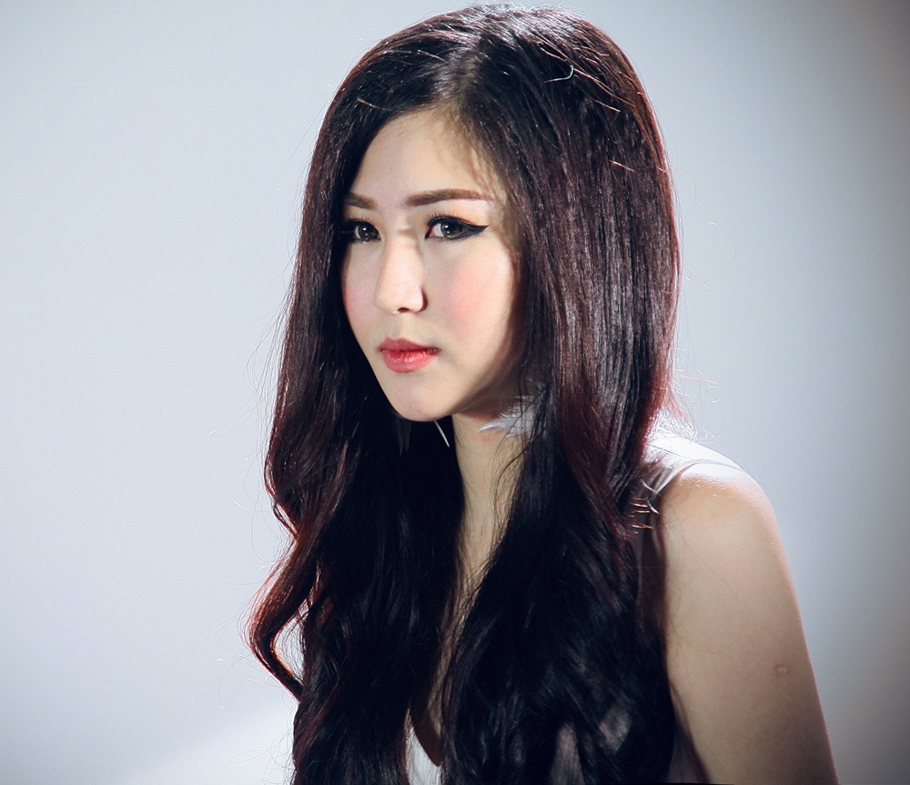 Hương Tràm tiếp tục theo đuổi hình tượng sexy và trưởng thành của cô gái tuổi đôi mươi. Sau nhiều biến cố khiến hình ảnh bị méo mó, người đẹp đang tích cực lấy lại phong độ vốn có. Thời gian gần đây, cô chăm chỉ tung sản phẩm âm nhạc và tạo được tình cảm nơi khán giả.