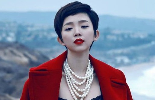 Kha Ly khong e ngai khi dan em Toc Tien ngoi ghe nong hinh anh