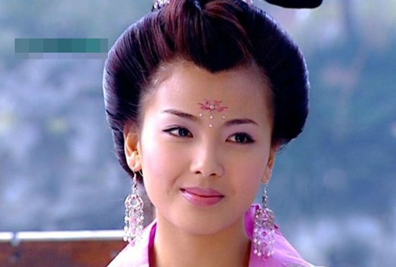 Diem nhan sac dep cua my nhan co trang Hoa ngu hinh anh