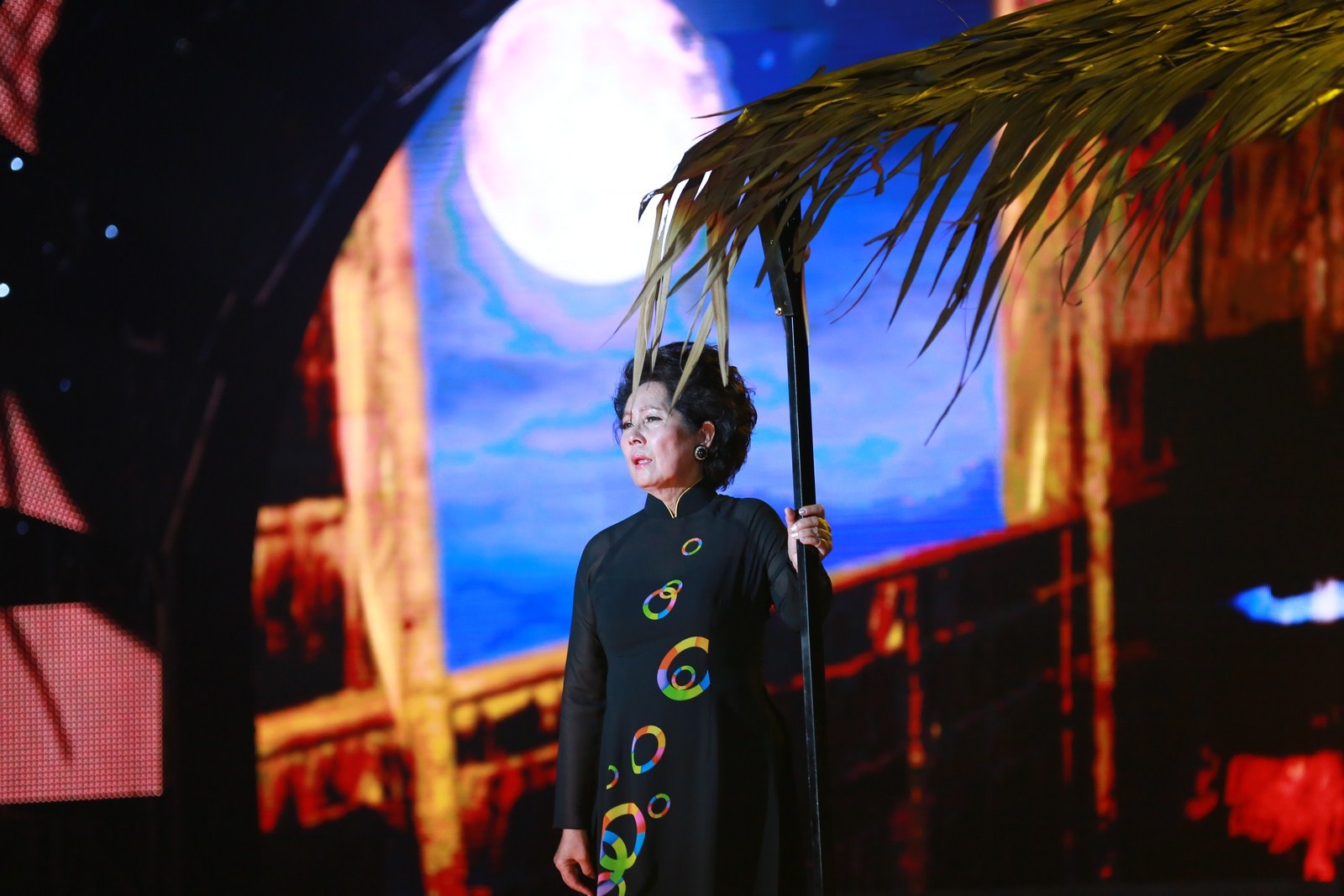 Phương Dung sẽ thể hiện ca khúc Còn thương rau đắng mọc sau hè của nhạc sĩ Bắc Sơn. 