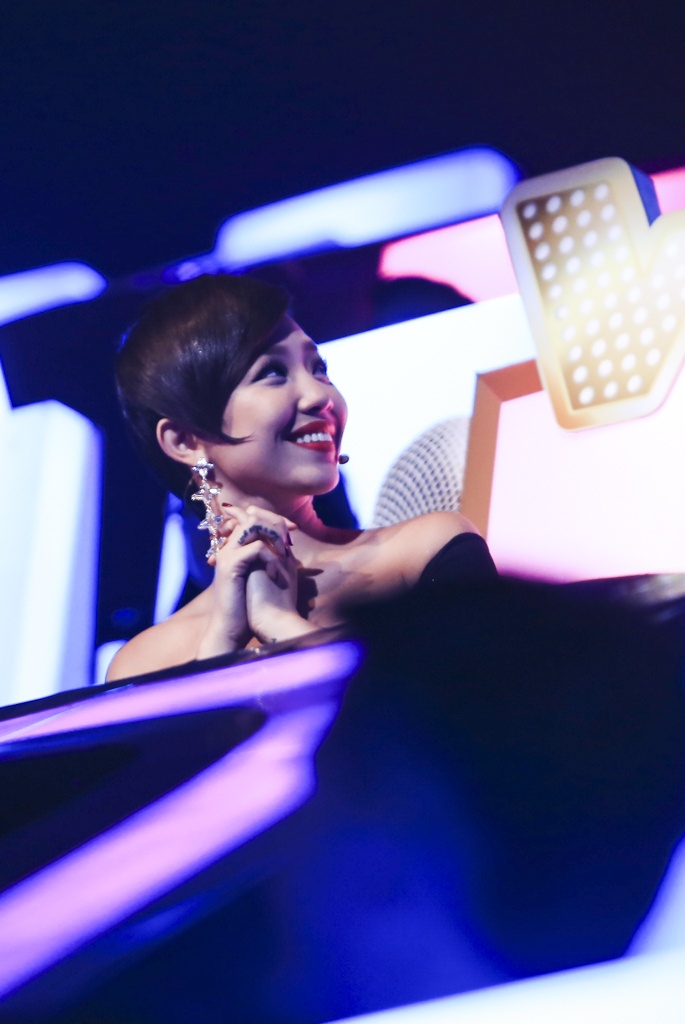 Tóc Tiên chia sẻ: “Tùng Dương, bạn rất tự tin khi trình diễn trên sân khấu. Bài hát bạn chọn không phải dễ thế nhưng bạn đã thể hiện gần như trọn vẹn, từ phong cách, thần thái. Cộng thêm điểm ngoại hình, Tiên nghĩ bạn sẽ còn tiến xa. Đối với Bảo Quân, Tiên rất ấn tượng với chất giọng khàn của bạn. Khi bạn cất giọng, Tiên nổi hết cả da gà. Bất cứ cô gái nào cũng sẽ đổ trước giọng hát của bạn”. Tuy rất khó khăn trong việc đưa ra quyết định, thế nhưng cuối cùng, giám khảo chính đã nhấn nút màu hồng cho Tùng Dương. Kết quả chung cuộc trái ngược với sự lựa chọn của Tóc Tiên, với tỉ số 66 – 35, Bảo Quân mới là người chiến thắng cuối cùng. Tùng Dương cùng quyết định không thương lượng phải ra về tay trắng.