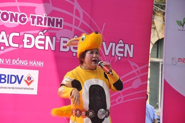 Nghệ sĩ hài Minh Vượng trong chương trình “Mang âm nhạc đến bệnh viện” số 127 diễn ra vào 11/9 vừa qua. Ảnh nhân vật cung cấp)