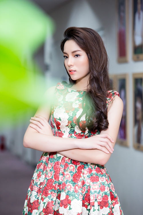 Tối 17/9, tại sự kiện kỷ niệm 20 năm thành lập của một đài truyền hình ở Hà Nội, Hoa hậu Việt Nam 2015 Kỳ Duyên không kém phần tươi tắn nhờ nhan sắc chín muồi.>> caption chẳng có nghĩa gì, dùng từ sai. Nên chú thích đúng hình ảnh.