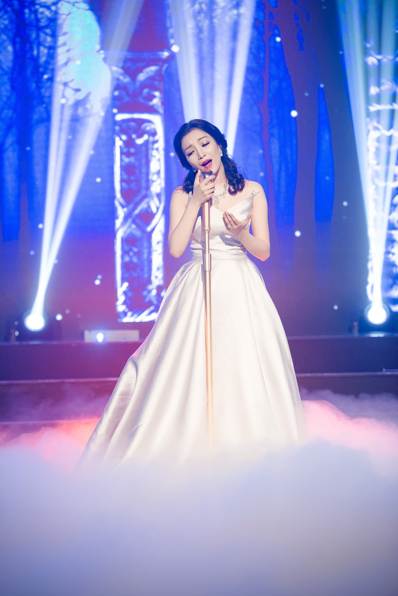 Trên nền nhạc giao hưởng và sân khấu được bày trí lãng mạn, khoáng đạt, Phạm Thu Hà lộng lẫy cất cao tiếng hát trong sáng, bay bổng của mình chinh phục khán giả.