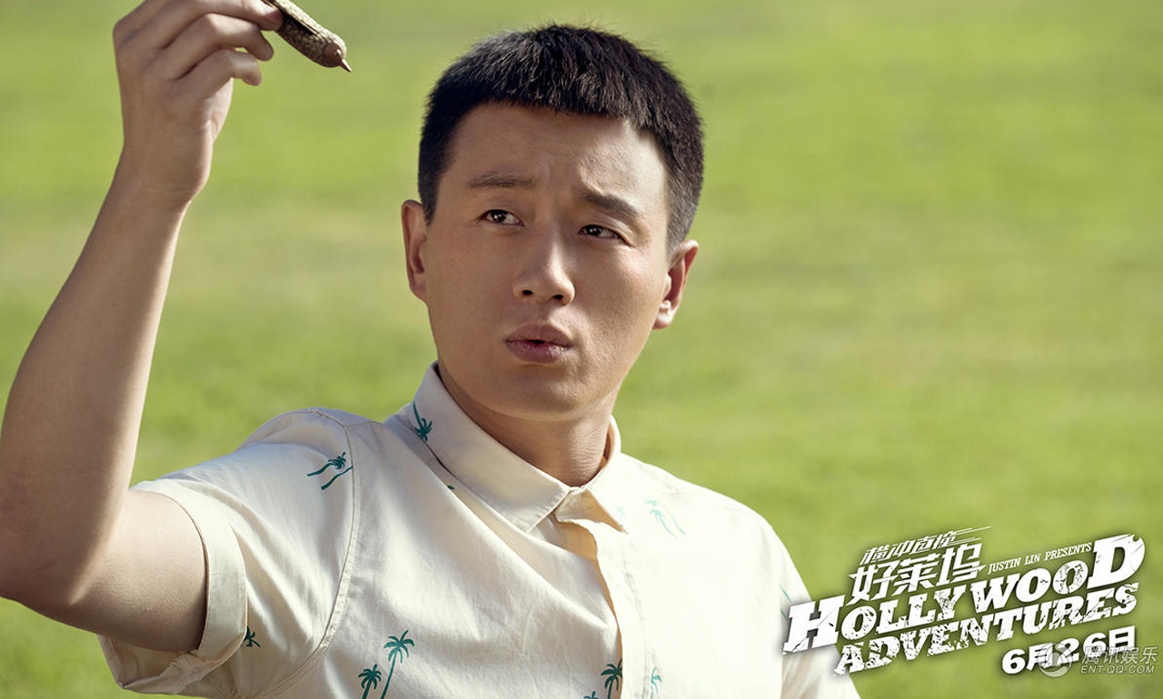 Thậm chí trong Khuấy đảo Hollywood, tuy là người ít tiếng tăm hơn hẳn hai đồng nghiệp, nhưng Đồng Đại Vỹ lại thành công nhất. Vẻ ngốc nghếch, phúc hậu của anh nhận được rất nhiều lời khen và tạo dấu ấn hơn cả vai diễn của Triệu Vy, Huỳnh Hiểu Minh.