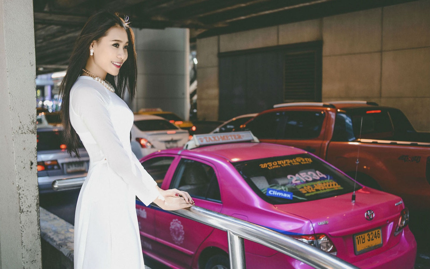 Ho Bich Tram mac ao dai tren dat Thai hinh anh