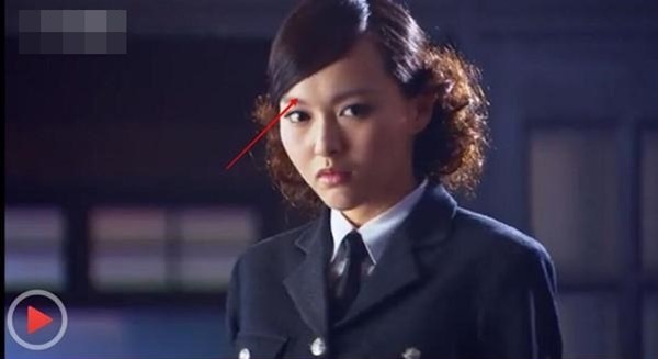 Lúc đầu, tóc của nhân rẽ lệch về phía bên phải.