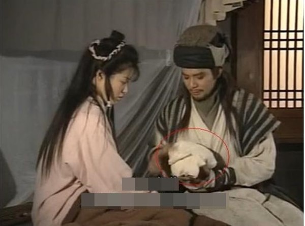 Miếng vải đựng hoa quả đổi từ màu xanh sang màu trắng.