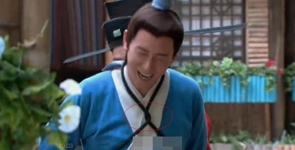 Cách buộc dây trói thay đổi trong hai cảnh quay nối tiếp.