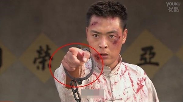 Dây xích trói quá rộng so với tay nhân vật.