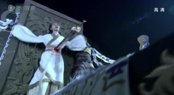 Nhân vật bị kiếm đâm vào bụng...