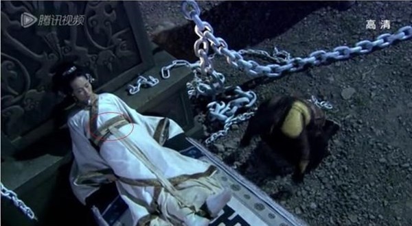 ... thế nhưng sau đó, trên người hoàn toàn không có dấu vết bị đâm.