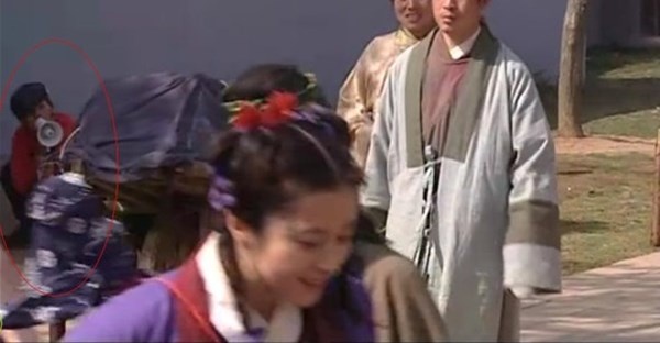 Nhân viên đoàn phim lọt vào cảnh quay.