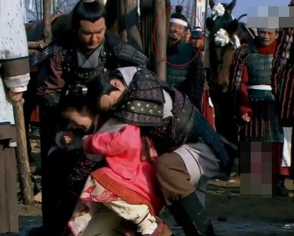 Trong khi các nhân vật mếu máo thì một diễn viên quần chúng lại cười tươi như hoa.