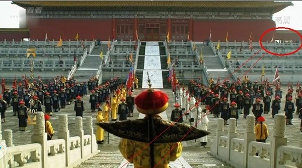 Một nhóm người hiện đại lọt vào cảnh quay của bộ phim truyền hình Hậu cung Chân Hoàn truyện.