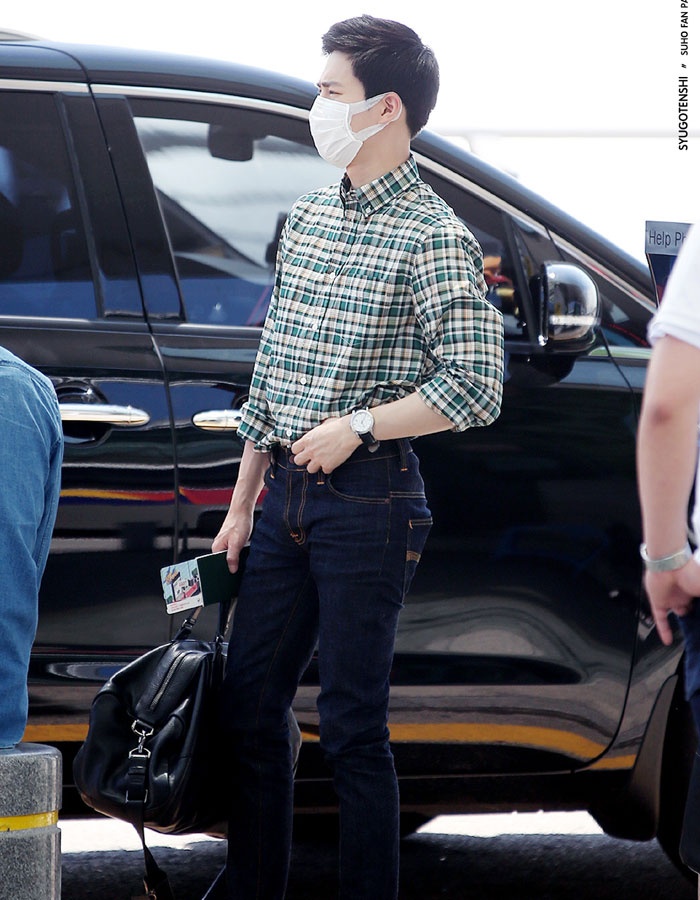 Chiêu thức “đóng thùng” kiểu thanh niên nghiêm túc cũng là một điểm nhấn nổi bật cho phong cách này.