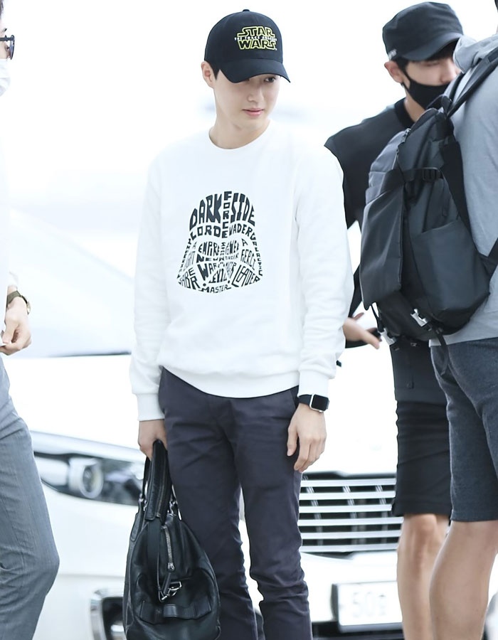 Ngày trời trở gió, chàng trưởng nhóm EXO chọn sweatshirt…