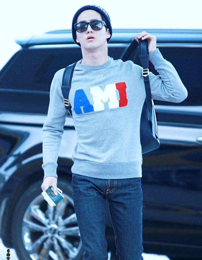 Vốn sở hữu ngoại hình long lanh cùng chiều cao 1m73 nên Suho thường xuyên chọn khoe dáng qua những set đồ chỉn chu, lịch thiệp.