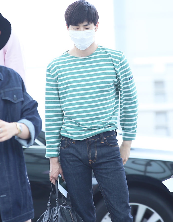 Các item góp phần tạo nên style công tử cho anh chàng chủ yếu là áo T-shirt, sơ mi và quần tây.