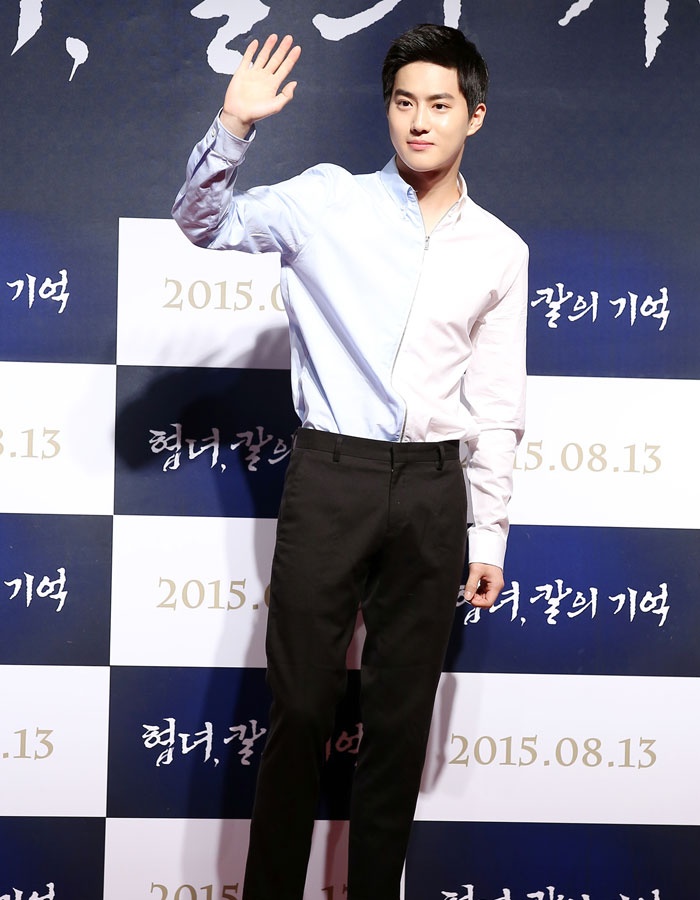 …tuy sự kết hợp khá đơn giản nhưng không hề làm giảm độ đẳng cấp sang chảnh của anh chàng.