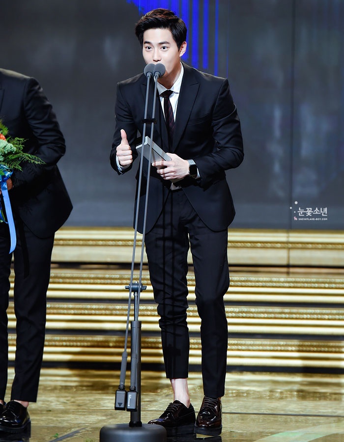 Thời trang sự kiện chiếm đa số là set vest mang gam màu đen tuyền nam tính và những bộ combo “sơ mi, quần tây” thần thánh …