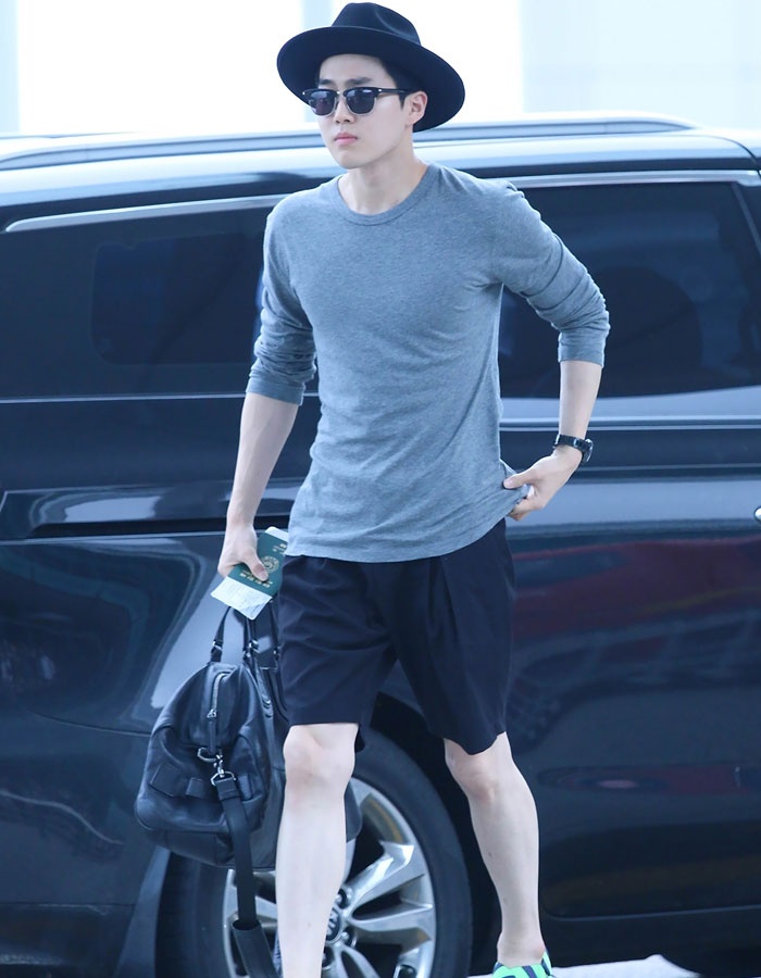 Thỉnh thoảng, chàng mỹ nam chọn “đổi gió” bằng quần short và giày sandal vô cùng năng động.